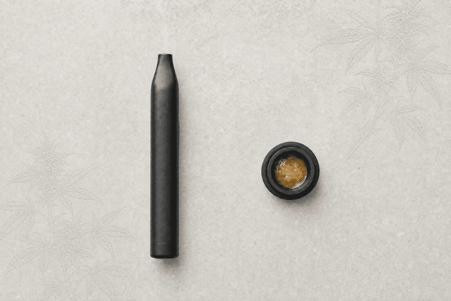 Schwarzer Wax Pen (Dab Pen) und ein geöffnetes Silikonbehältnis mit goldenem Rosin-Konzentrat auf hellem Untergrund mit Hanfpflanzen-Illustration.