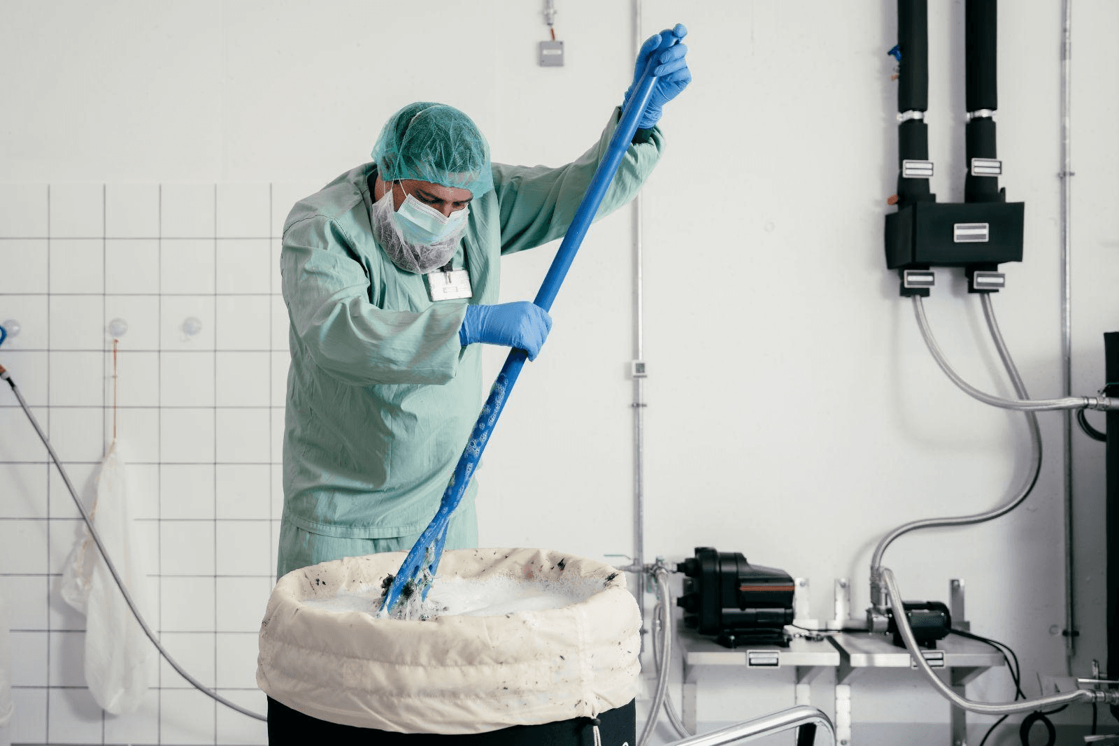 Mitarbeiter in Schutzkleidung bei der pharmazeutischen Produktion