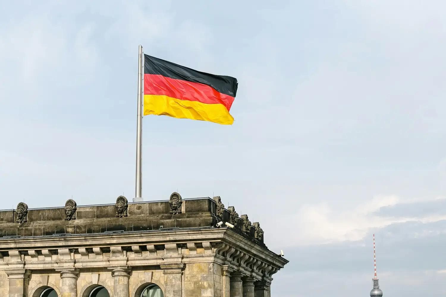 Schwarz-rot-goldene Flagge weht über dem Reichstagsgebäude